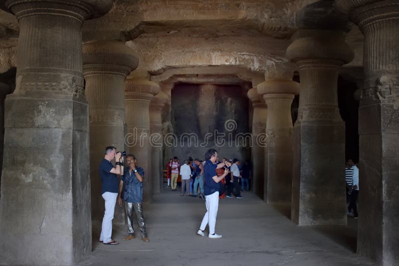 Рискованное предприятие от коридора Trimurti 3 идола на пещерах Elephanta, Мумбай, Индии стоковые фотографии rf Рискованное предприятие от коридора Trimurti 3 идола на пещерах Elephanta, Мумбай, Индии стоковые фотографии rf