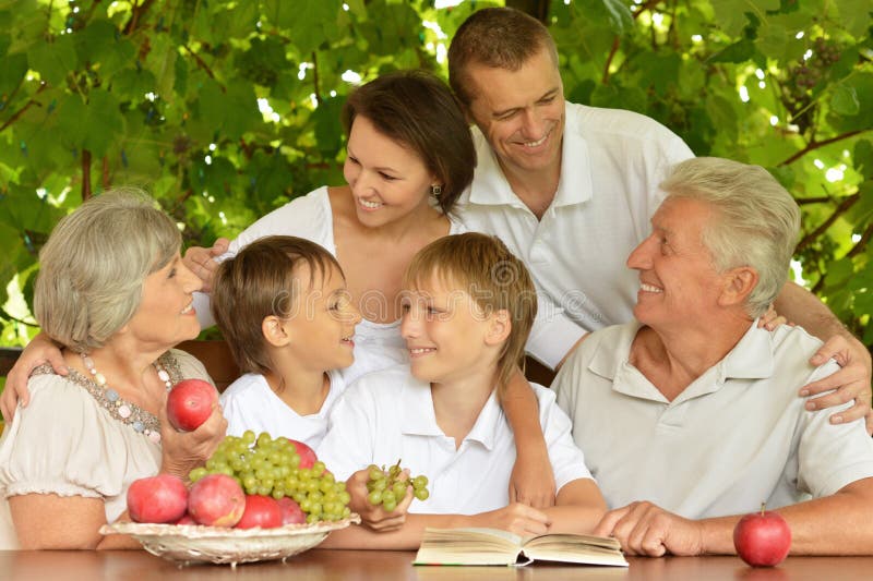 Родители и дети стоковые изображения rf Родители и дети стоковые изображения rf