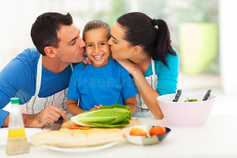 Родители целуя дочь стоковые фотографии rf