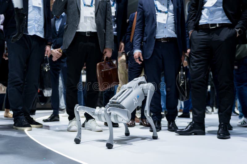 : Роботизированная собака взаимодействует с людьми на выставке Mobile World Congress 2025 MWC стоковые изображения rf