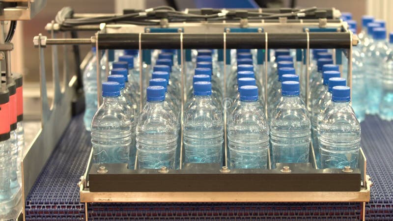 Робототехнические бутылки с водой руки