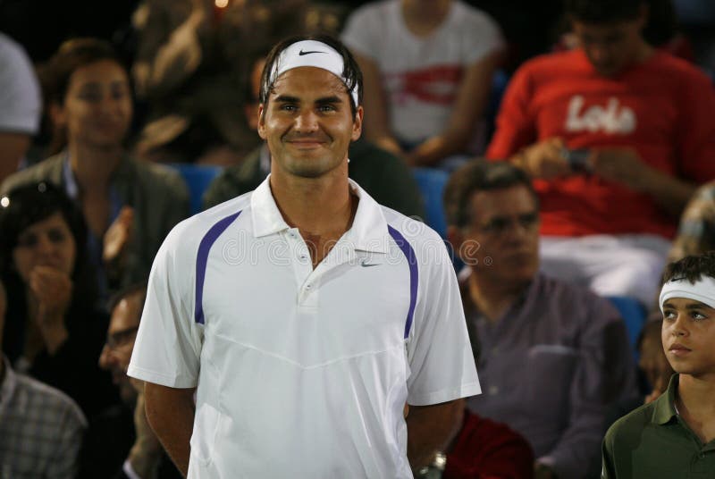 Роджер Federer усмехаясь перед спичкой стоковое изображение rf