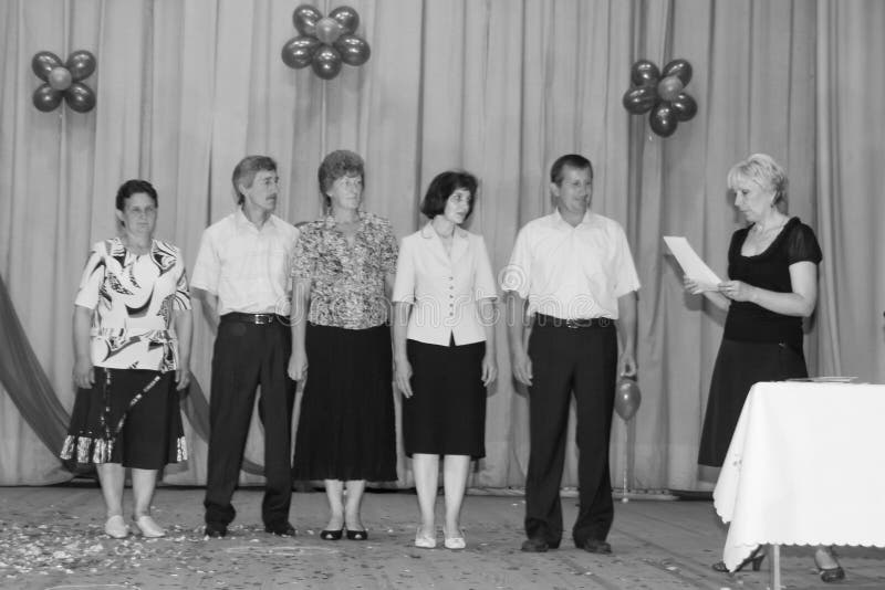 Родители и учитель на этапе стоковые изображения Родители и учитель на этапе стоковые изображения