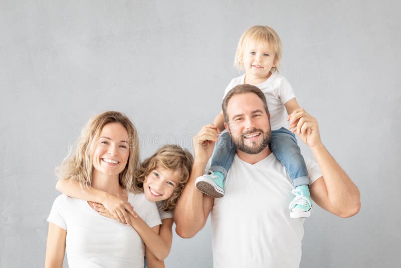 Родители с детьми имея потеху дома стоковые фото Родители с детьми имея потеху дома стоковые фото