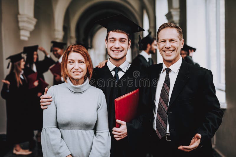 родители студент-выпускники Счастливый хорошее настроение Имейте потеху стоковая фотография rf родители студент-выпускники Счастливый хорошее настроение Имейте потеху стоковая фотография rf