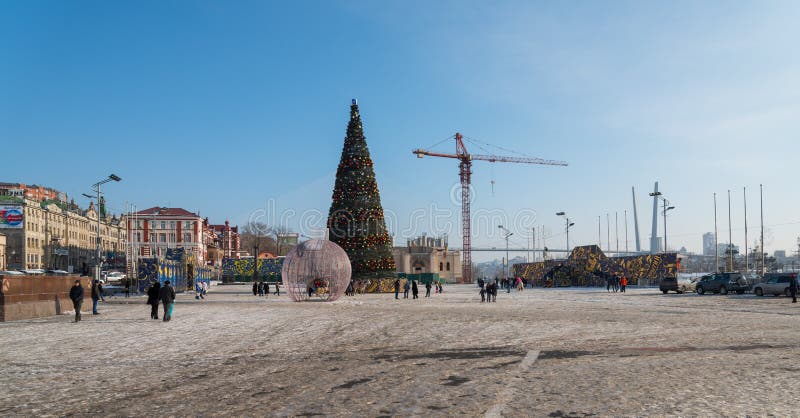 Рождественская елка в центральной площади Владивостока стоковое изображение rf Рождественская елка в центральной площади Владивостока стоковое изображение rf