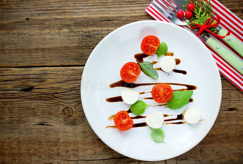 Рождественская елка праздничного салата закуски рождества caprese форменная стоковое изображение Рождественская елка праздничного салата закуски рождества caprese форменная стоковое изображение