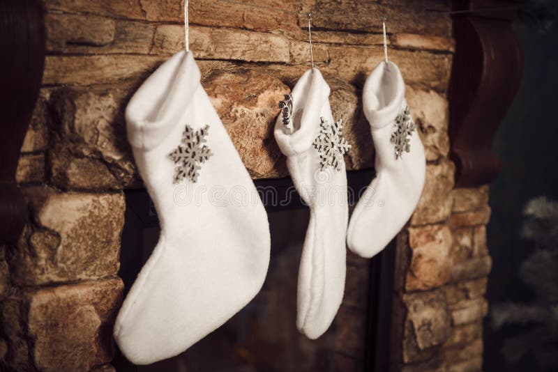 Рождество socks смертная казнь через повешение в камине Новый Год стоковая фотография rf Рождество socks смертная казнь через повешение в камине Новый Год стоковая фотография rf
