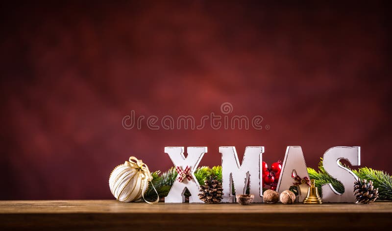 Рождество Слово Xmas сделанное деревянных писем на таблице деревянной доски Хворостина ели звезды конуса сосны шариков рождества стоковые фото Рождество Слово Xmas сделанное деревянных писем на таблице деревянной доски Хворостина ели звезды конуса сосны шариков рождества стоковые фото