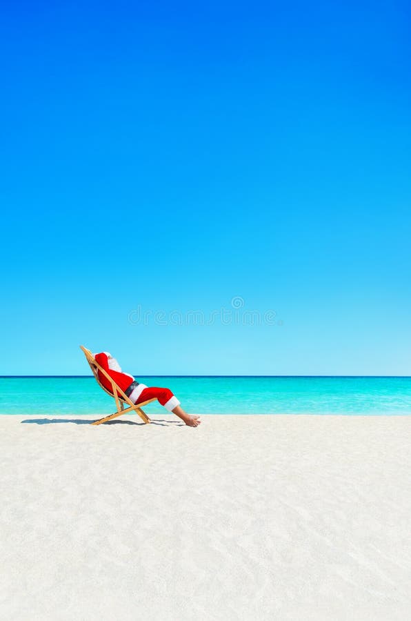 Рождество Санта Клаус ослабляя в sunlounger на океане тропическом b стоковое изображение rf