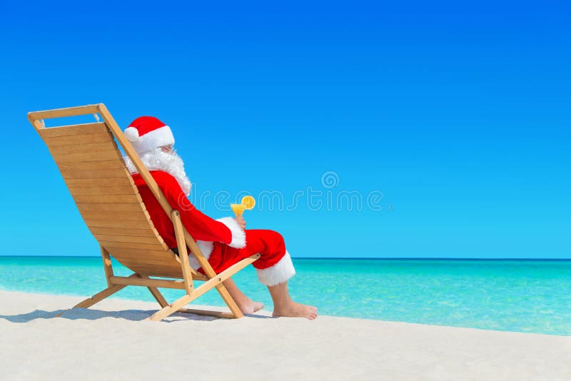 Рождество Санта Клаус с свежим соком на sunlounger на тропическом стоковые изображения rf