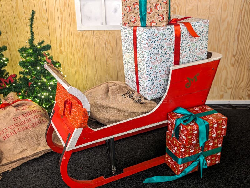 Christmas Sleigh With Bag, Sledge Sack Full Of pesents Xmas Kids Mails, Wishes List Delivery To Santa Claus For Present Gifts Toys. Christmas Sleigh With Bag, Sledge Sack Full Of pesents Xmas Kids Mails, Wishes List Delivery To Santa Claus For Present Gifts Toys.