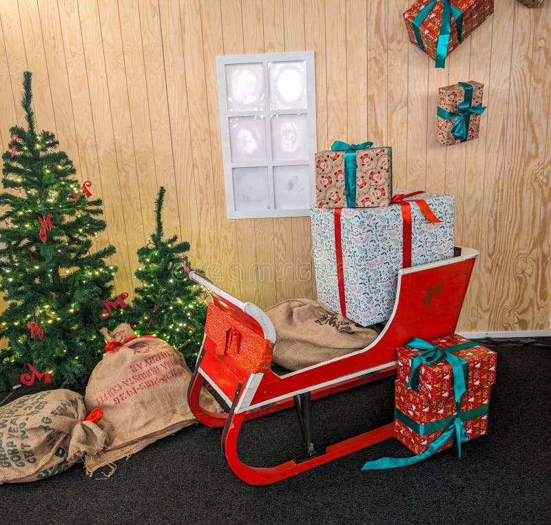 Christmas Sleigh With Bag, Sledge Sack Full Of pesents Xmas Kids Mails, Wishes List Delivery To Santa Claus For Present Gifts Toys. Christmas Sleigh With Bag, Sledge Sack Full Of pesents Xmas Kids Mails, Wishes List Delivery To Santa Claus For Present Gifts Toys.