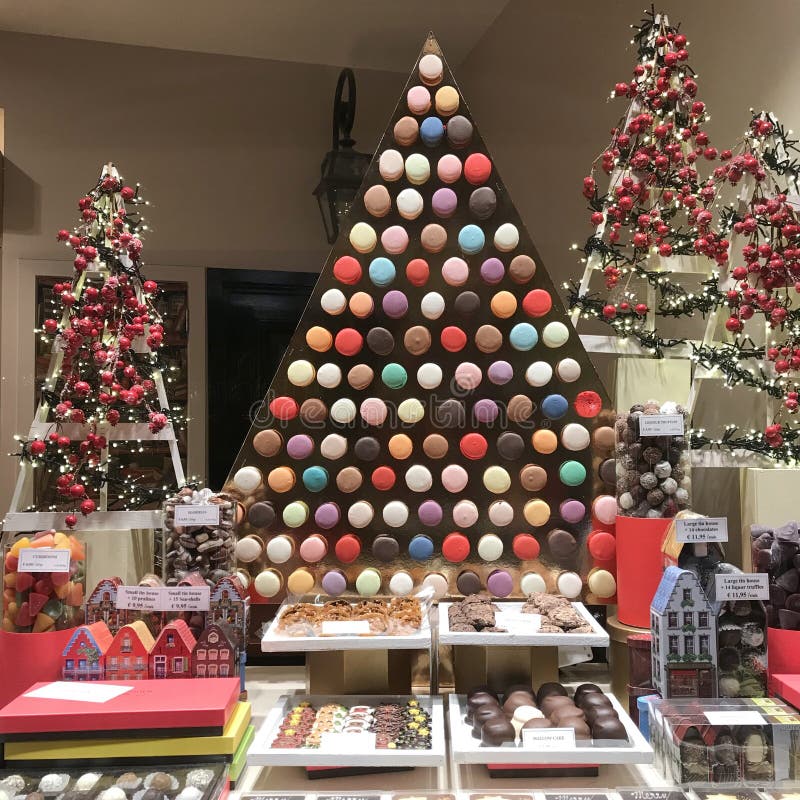 Рождество украсило магазин печенья с macaroons, печеньями, коробками шоколада и конфетами стоковая фотография rf