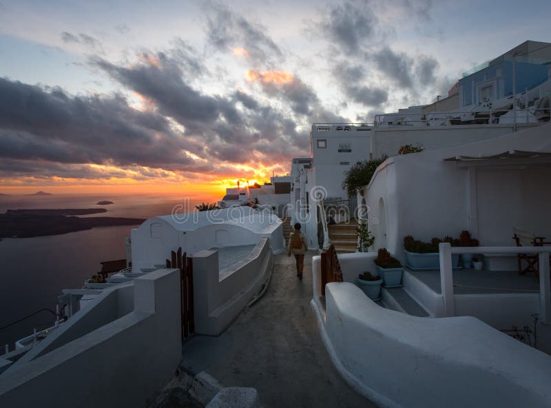 Розовый заход солнца над белым городом острова Santorini Греция стоковое фото Розовый заход солнца над белым городом острова Santorini Греция стоковое фото