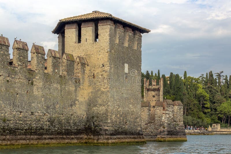 Рокируйте Scaliger в курорте Sirmione, увиденном от озера Garda, северная Италия стоковое изображение Рокируйте Scaliger в курорте Sirmione, увиденном от озера Garda, северная Италия стоковое изображение