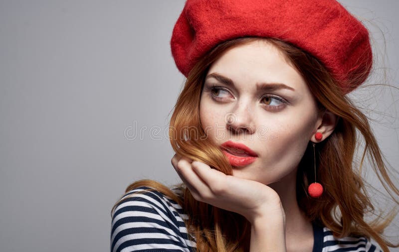 Романтическая французской модели головного убора женщину с портрета earrings яркий макияж красной стоковая фотография