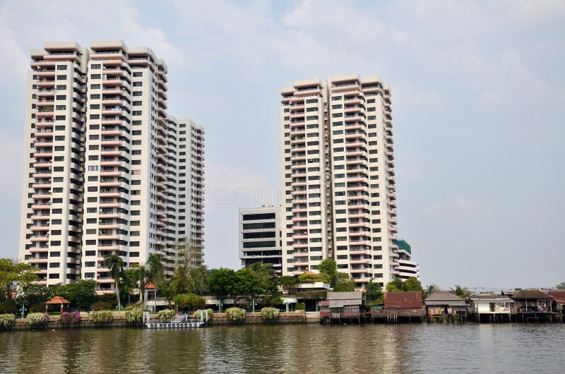 Роскошное condominiom построено вдоль Chao Рекы Phraya в Bangk стоковая фотография rf Роскошное condominiom построено вдоль Chao Рекы Phraya в Bangk стоковая фотография rf