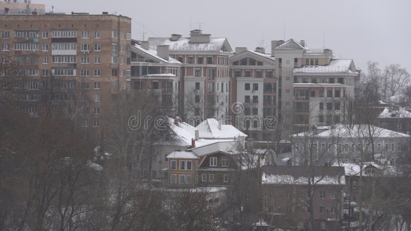 роскошные дома на холме с прекрасным зимой видом на Нижнем Новгороде