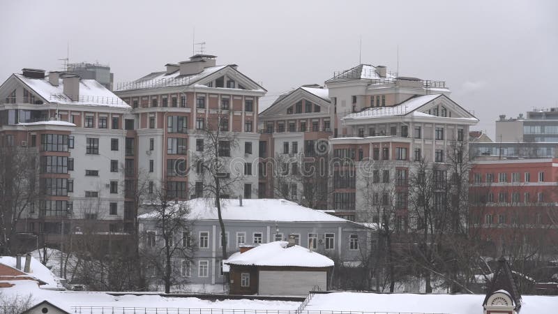 роскошные дома на холме с прекрасным зимой видом на Нижнем Новгороде