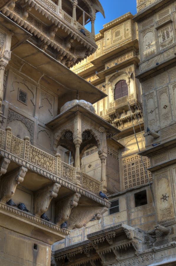 Роскошные дома на главным образом квадрате форта Jaisalmer, Индии стоковые фотографии rf Роскошные дома на главным образом квадрате форта Jaisalmer, Индии стоковые фотографии rf