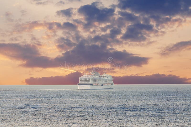 Роскошный круизный корабль закат в голубом море с облаками стоковое изображение rf