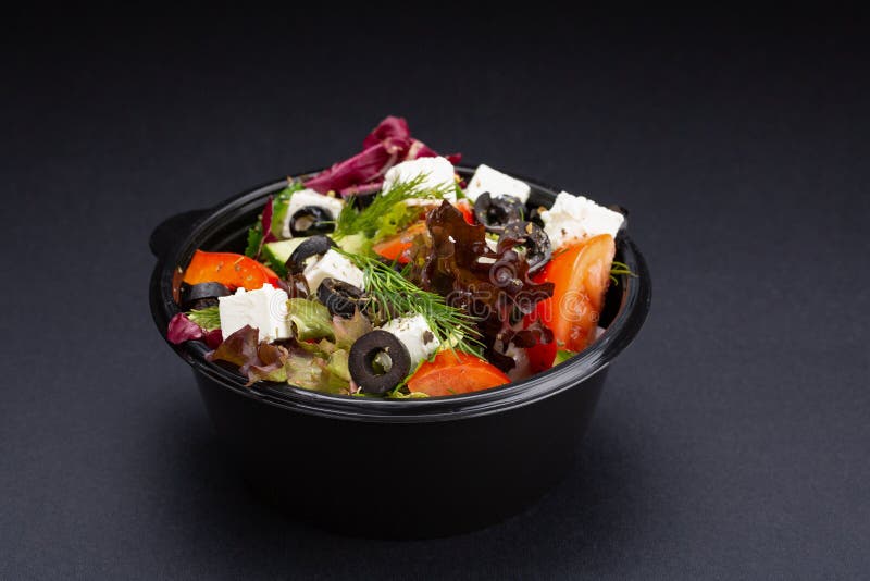Роскошный свежий цветастый vegetable салат на черной предпосылке еда здоровая стоковые фотографии rf Роскошный свежий цветастый vegetable салат на черной предпосылке еда здоровая стоковые фотографии rf