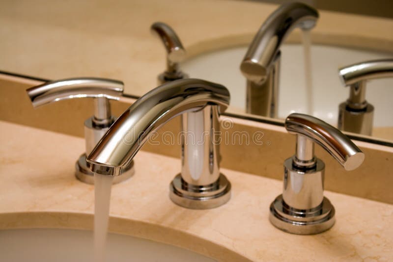 роскошь faucet крома ванной комнаты стоковая фотография