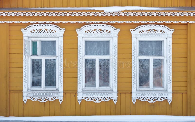 Россия Suzdal 3 окна с высекаенное деревянным стоковое фото Россия Suzdal 3 окна с высекаенное деревянным стоковое фото