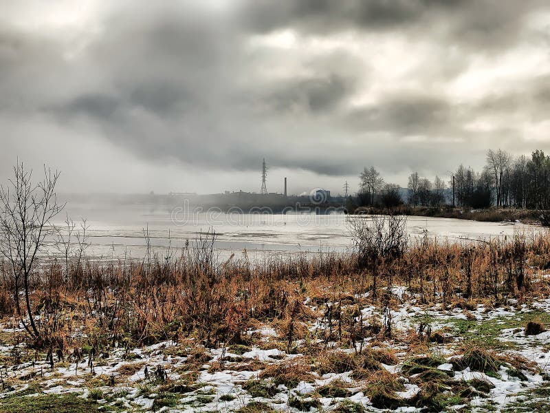 Россия - Архангельск -, который замерли озеро пригорода на туманном зимнем дне