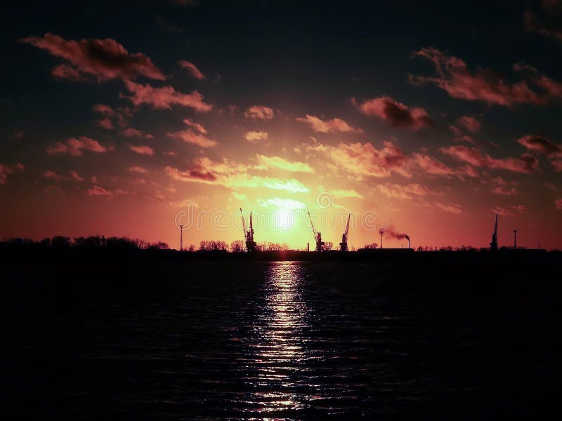 Россия - Архангельск - северное река Dvina - взгляд к морскому порту на заходе солнца