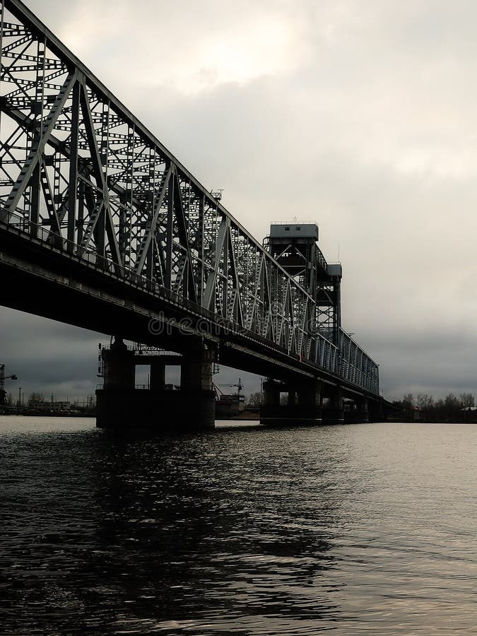 Россия - Архангельск - северное река Dvina - перекидной мост на дне осени - близкий взгляд
