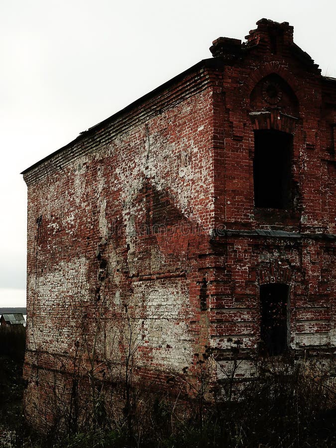Россия - Архангельск - старый загубленный покинутый дом кирпича