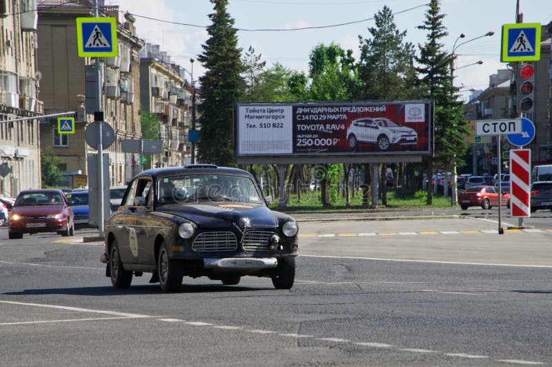 Россия, Магнитогорск, - 20-ое июня 2019 Ретро автомобиль Volvo Амазонка 122S едет через улицы города на предпосылке стоковые фотографии rf Россия, Магнитогорск, - 20-ое июня 2019 Ретро автомобиль Volvo Амазонка 122S едет через улицы города на предпосылке стоковые фотографии rf