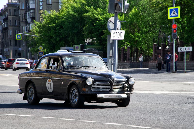 Россия, Магнитогорск, - 20-ое июня 2019 Ретро автомобиль Volvo Амазонка 122S едет через улицы города стоковые фото Россия, Магнитогорск, - 20-ое июня 2019 Ретро автомобиль Volvo Амазонка 122S едет через улицы города стоковые фото