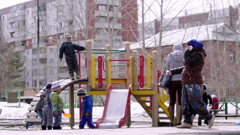 Россия, Новосибирск, 10-ое апреля 2015 Спортивная площадка детей в парке в предыдущей весне 4K 3840x2160 сток-видео Россия, Новосибирск, 10-ое апреля 2015 Спортивная площадка детей в парке в предыдущей весне 4K 3840x2160 сток-видео