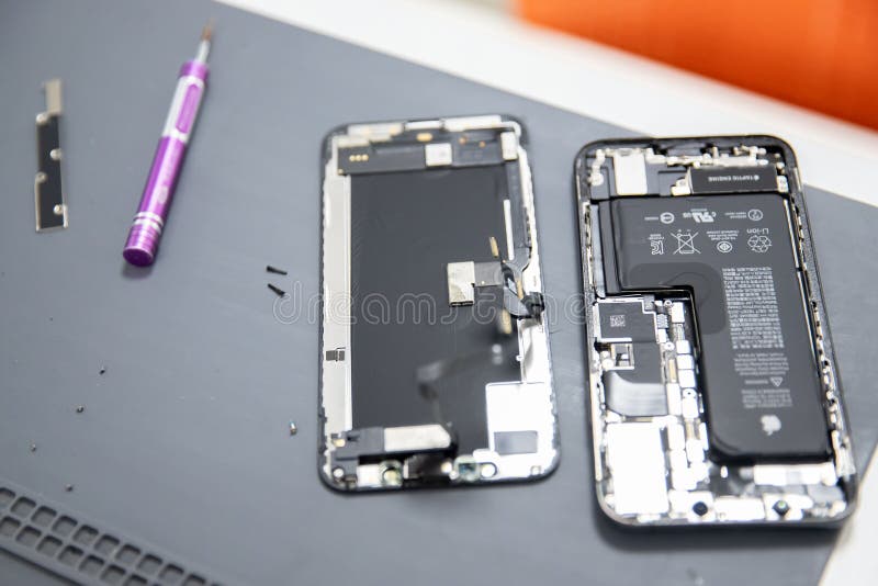РОССИЯ- 27-ое июля 2020: Экран телефона apple iPhone ремонта, неправильный и заменить использовал аккумулятора для повторного исп стоковые изображения