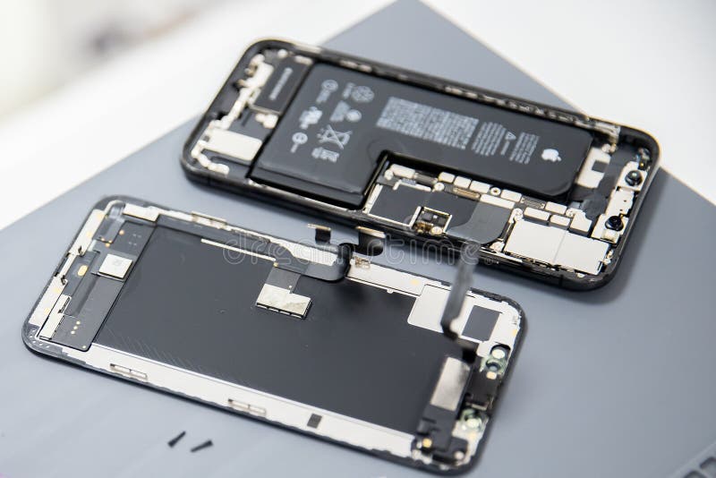 РОССИЯ- 27-ое июля 2020: Экран телефона apple iPhone ремонта, неправильный и заменить использовал аккумулятора для повторного исп стоковые изображения rf