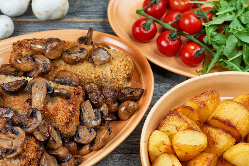 Рулада свинины с зажаренными в духовке грибами и картошками стоковые изображения Рулада свинины с зажаренными в духовке грибами и картошками стоковые изображения