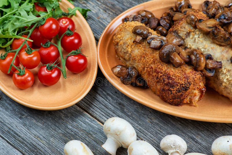 Рулада свинины с зажаренными в духовке грибами и картошками стоковое изображение Рулада свинины с зажаренными в духовке грибами и картошками стоковое изображение