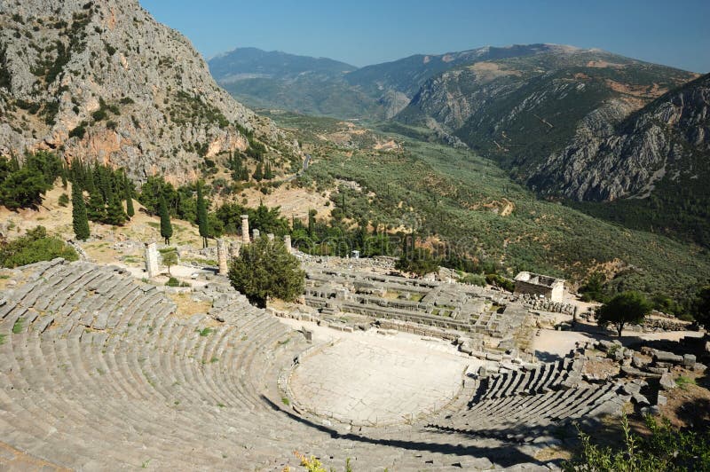 руины delphi Греции амфитеатра стародедовские стоковое изображение