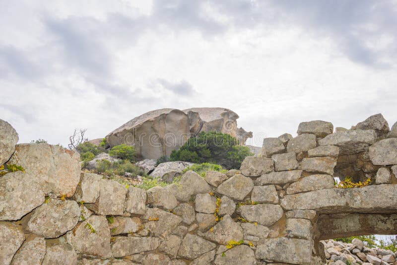 Руины Nuraghe в ландшафте Сардинии в солнечном свете стоковое изображение rf Руины Nuraghe в ландшафте Сардинии в солнечном свете стоковое изображение rf