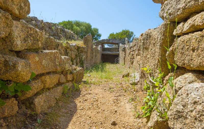 Руины Nuraghe в ландшафте Сардинии в солнечном свете стоковые изображения rf Руины Nuraghe в ландшафте Сардинии в солнечном свете стоковые изображения rf