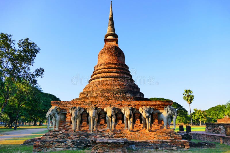 Руины Stupa старого стиля Lanka-Sukhothai буддийские Wat Sorasak в парке Sukhothai историческом, Таиланда стоковые фото Руины Stupa старого стиля Lanka-Sukhothai буддийские Wat Sorasak в парке Sukhothai историческом, Таиланда стоковые фото