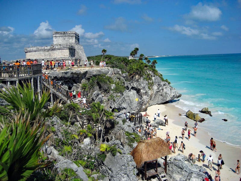 Руины Tulum в Мексике на солнечный день стоковое изображение Руины Tulum в Мексике на солнечный день стоковое изображение