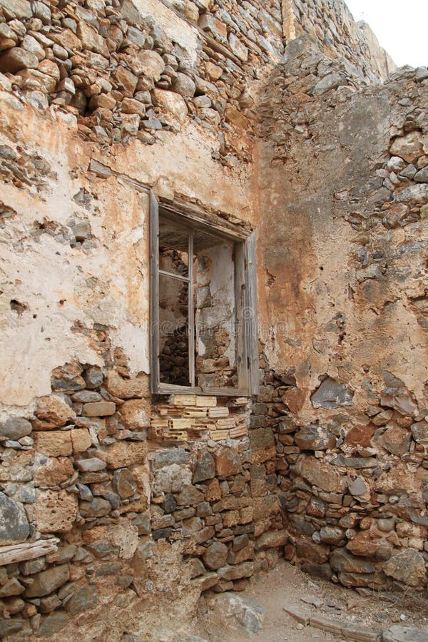 Руины дома, крепость колонии Leper Spinalonga, Elounda, Крит стоковое фото Руины дома, крепость колонии Leper Spinalonga, Elounda, Крит стоковое фото