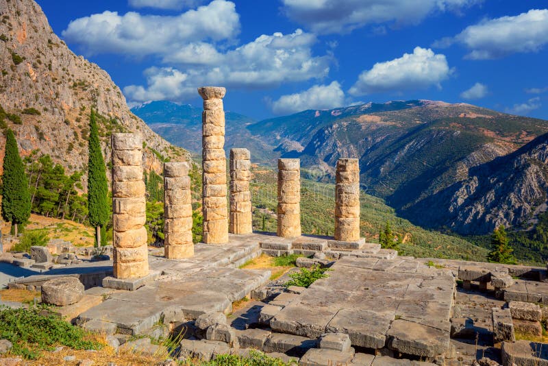 Руины знаменитого места греческие старые в Delphi Греции стоковая фотография