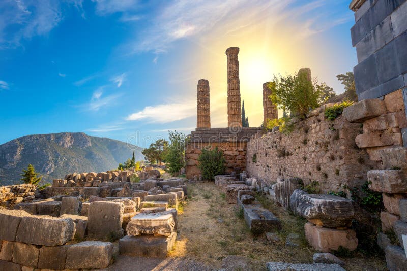 Руины исторического места греческие старые в Delphi Греции стоковая фотография rf