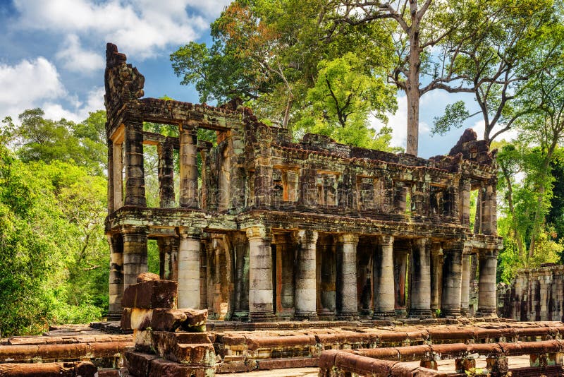 Руины старинного здания с столбцами в виске Preah Khan стоковое фото Руины старинного здания с столбцами в виске Preah Khan стоковое фото