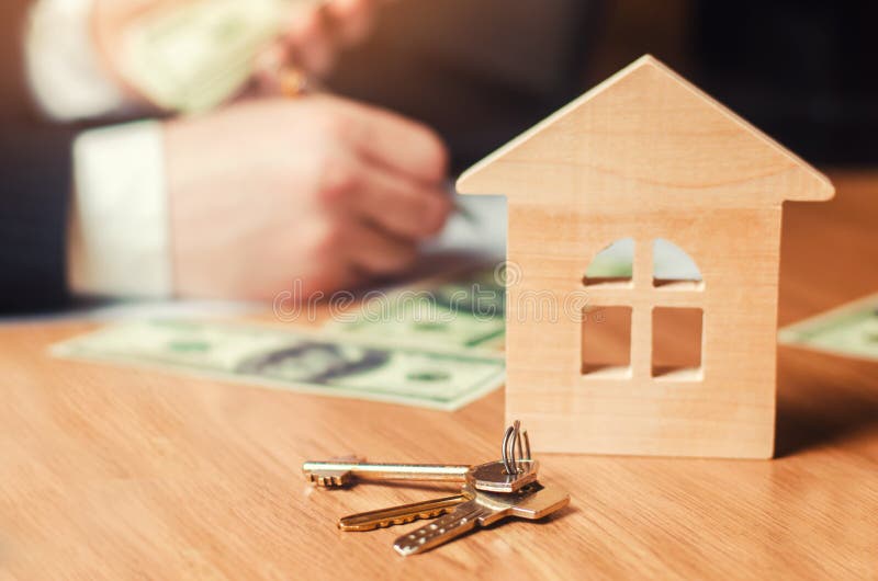 Рука держит ключи к дому имущество принципиальной схемы реальное продажа или прокат снабжения жилищем, аренды квартиры риэлтор по стоковое изображение Рука держит ключи к дому имущество принципиальной схемы реальное продажа или прокат снабжения жилищем, аренды квартиры риэлтор по стоковое изображение